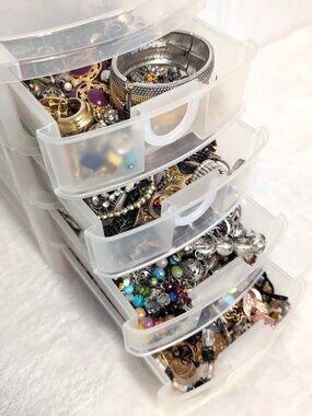 Lot of Mixed Women's Jewelry Variety of Costume/Fashion/Vintage/Modern w/ Case
